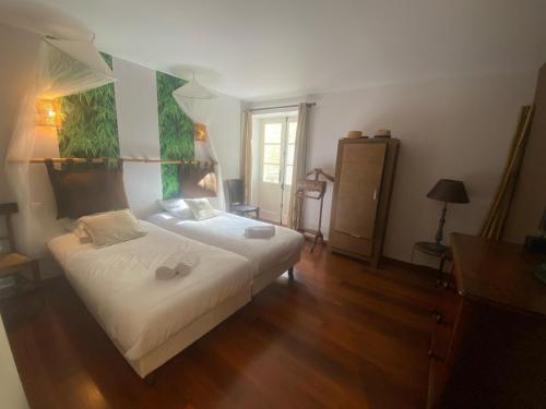 Photo de la galerie de l'établissement Coloniale Apt plein pied centre Bayeux près plages du débarquement avec terrasse privative et cour intérieure, à Bayeux