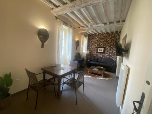 Photo de la galerie de l'établissement Coloniale Apt plein pied centre Bayeux près plages du débarquement avec terrasse privative et cour intérieure, à Bayeux