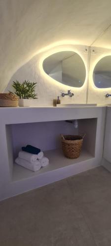 a bathroom with a sink and a mirror and towels at Loveroom La Cesarine Jacuzzi privé in Mougins