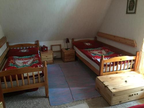 1 dormitorio con 2 camas y mesa en Blue House Apartman Kék Ház Üdülő, en Dunapataj