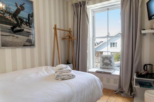- une chambre avec un lit et une grande fenêtre dans l'établissement Cawdor House B&B, à Nairn