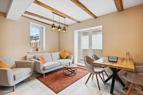 ein Wohnzimmer mit einem Sofa und einem Tisch in der Unterkunft Apartmenthaus Schlag in Naumburg