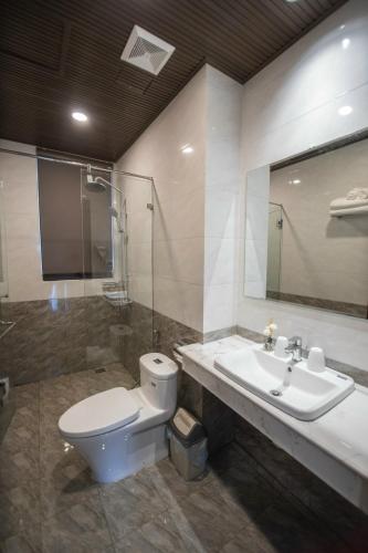 a bathroom with a toilet and a sink at Thăng Bình Hotel - FLC Sầm Sơn in Sầm Sơn