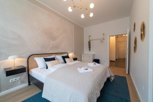 ein Schlafzimmer mit einem großen weißen Bett mit zwei Taschentüchern in der Unterkunft Ludwig Apartment I levestate in Wien