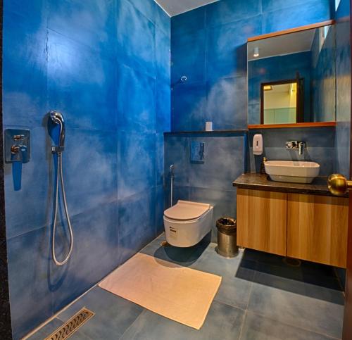 een badkamer met een douche, een toilet en een wastafel bij Surabhi Turban Museum & Hotel in Jaipur