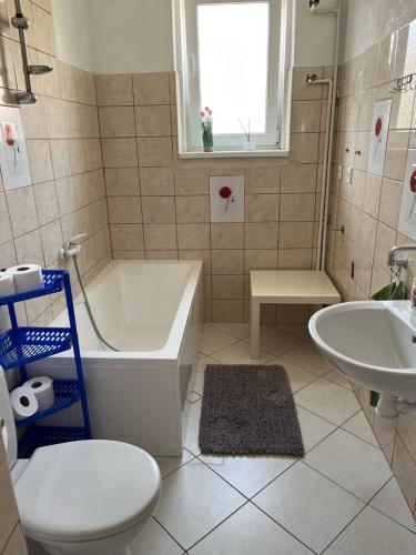 ein Badezimmer mit einer Badewanne, einem WC und einem Waschbecken in der Unterkunft Noclegi w Bardzie in Bardo