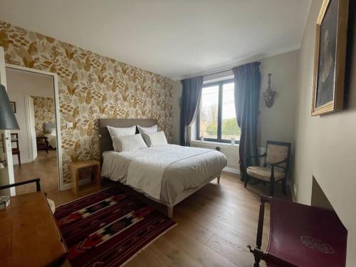 - une chambre avec un lit, une chaise et une fenêtre dans l'établissement Maison - Mer Calme - by Melrose, à Port-en-Bessin-Huppain