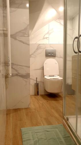 une salle de bain avec des toilettes blanches dans une chambre dans l'établissement Magnifique 2 pieces, à Antibes