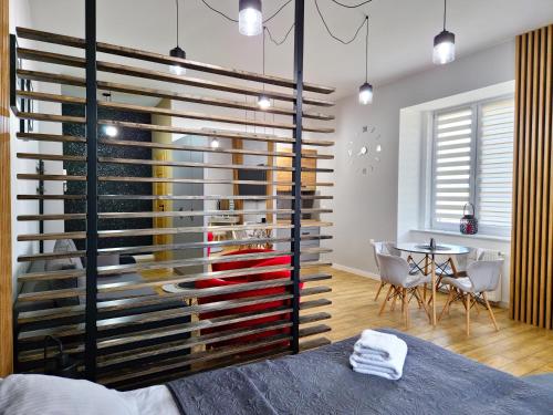 Ένα ή περισσότερα κρεβάτια σε δωμάτιο στο Wieczorek Apartment