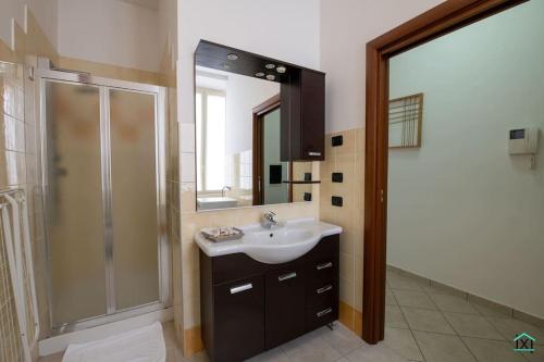 ein Bad mit einem Waschbecken und einer Dusche in der Unterkunft Residenza Cherubini Varese Centro- IxiHome in Varese
