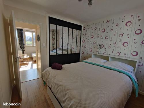 - une chambre avec un lit et un mur avec des points de polka dans l'établissement Appartement T3 à Annecy, à Annecy