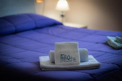 a pile of towels sitting on top of a bed at La Casina del Teso in Maresca