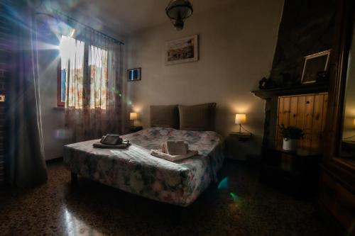 a bedroom with a bed and a window at La Casina del Teso in Maresca