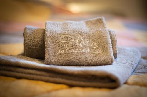 a pile of towels sitting on a bed at La Casina del Teso in Maresca