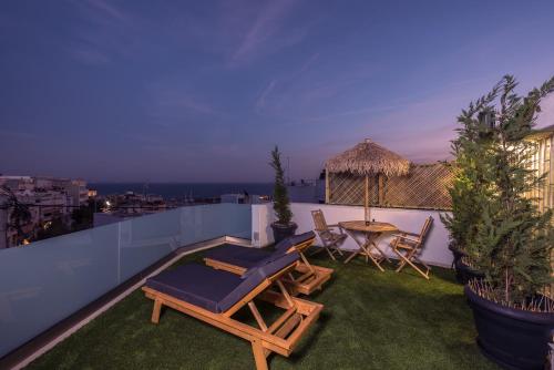 Bazén v ubytování Sea Breeze Suite with Jacuzzi nebo v jeho okolí