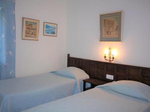 ein Schlafzimmer mit 2 Betten und einer Lampe an der Wand in der Unterkunft Apartamento Roses, 2 dormitorios, 4 personas - ES-258-35 in Roses