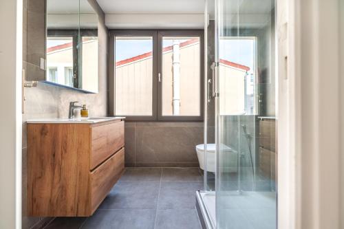 アニエール・シュル・セーヌにあるPerfect flat for 4 people #7の洗面台とガラスのシャワーを備えたバスルーム