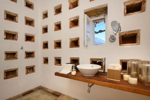 サンティアゴ・ド・カセーンにあるCasa De Santiagoのバスルーム(洗面台、鏡付)