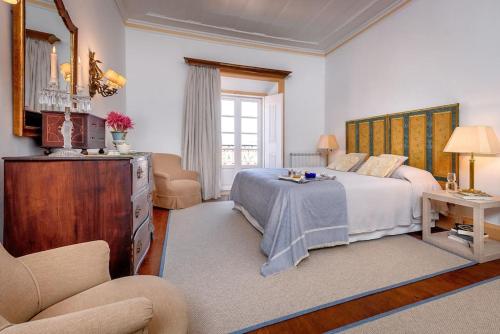 サンティアゴ・ド・カセーンにあるCasa De Santiagoのベッドルーム(大型ベッド1台、鏡付)