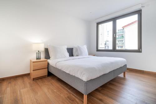 アニエール・シュル・セーヌにあるPerfect flat for 4 people #7のベッドと窓のある白い寝室