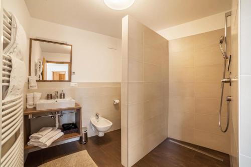 ein Bad mit einer Dusche, einem WC und einem Waschbecken in der Unterkunft Flatschhof - Apartment Vermoi in Kastelbell
