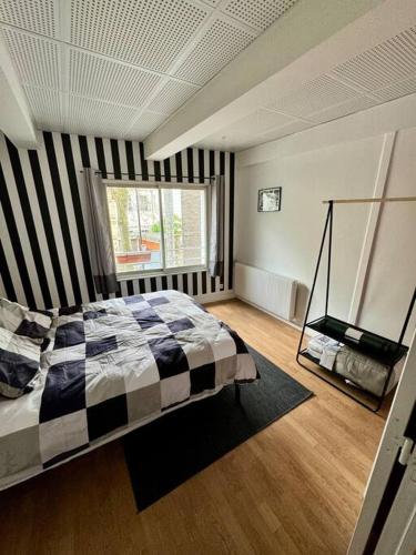 une chambre avec un lit avec un mur rayé dans l'établissement Expérience cinéma immersif dans appartement rénové près de Montmartre, à Paris