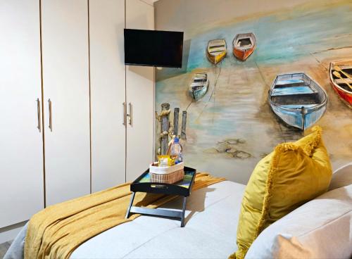 1 dormitorio con una pintura de barcos en la pared en Bliss on JBay - Blissful, en Jeffreys Bay