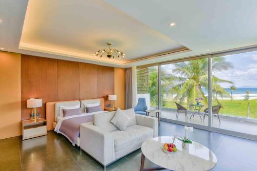 Postel nebo postele na pokoji v ubytování Deluxe Beachside Resort Danang
