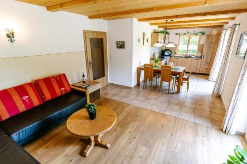 ein Wohnzimmer mit einem Sofa und einem Tisch in der Unterkunft Meisterbauerhof in Ainring