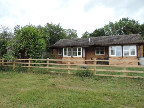una recinzione di legno di fronte a una casa di Elderflower Cottage a Stamford