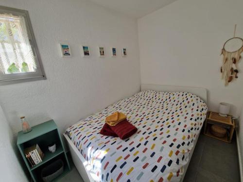 une chambre avec un lit et une fenêtre dans l'établissement Rez-de-jardin sous pins et plage, à Saint-Mandrier-sur-Mer