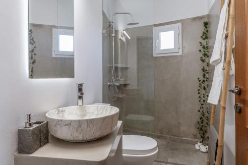 Ένα μπάνιο στο Kleris Apartment 9 Tinos