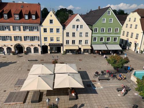 a group of buildings with a courtyard with an umbrella at Ferienwohnung "beim Schrimpf" in Schongau