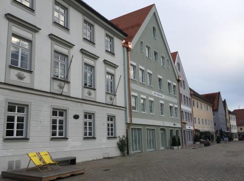 雄高的住宿－Ferienwohnung "beim Schrimpf"，坐在大楼前的黄色长凳