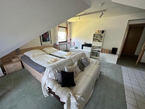 ein Schlafzimmer mit einem Bett und einem Sofa in der Unterkunft Ferienhaus Beja in Winterberg