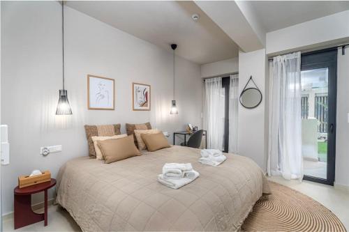 Un dormitorio con una cama grande con toallas. en Speiō Luxury House, en Heraclión