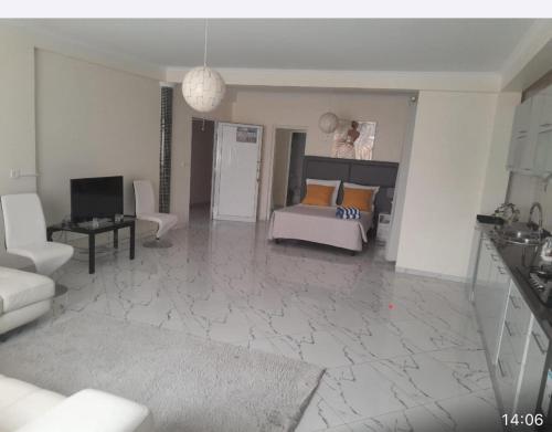 a living room with a couch and a table at Hotel Xinte na casa in Tarrafal