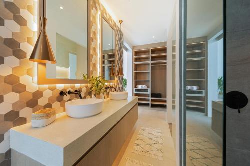 Ένα μπάνιο στο Elegant and Tropical Seaview villa