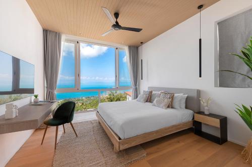 Ένα ή περισσότερα κρεβάτια σε δωμάτιο στο Elegant and Tropical Seaview villa