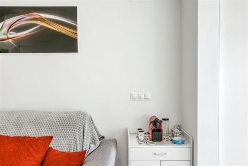 1 dormitorio con 1 cama y mesita de noche con mesa en KARINA 4M, en Empuriabrava