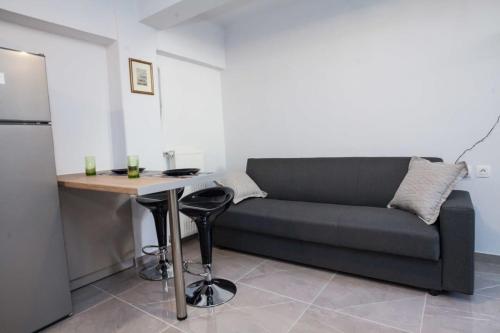 sala de estar con sofá y mesa pequeña en Charming Urban Oasis 1BR Apt near Megaro Mousikis en Atenas