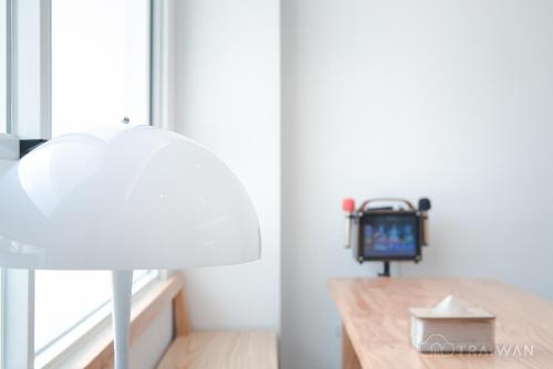 a lamp and a table with a clock on it at Ying Yue Homestay 台東縣登記民宿2029號 in Taitung City