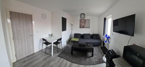 ein Wohnzimmer mit einem Sofa und einem Tisch in der Unterkunft SAV Apartments Nottingham Road Loughborough - 1 Bed Flat in Loughborough