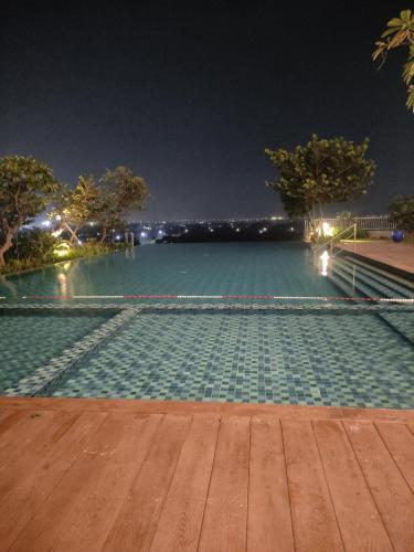 Swimming pool sa o malapit sa Capital O 93854 Apartemen Sayana By Sentra Jaya