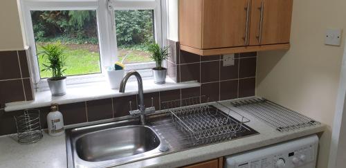 eine Küchentheke mit einem Waschbecken und einem Fenster in der Unterkunft SAV 1 Bed Apartment Argyle Watford in Watford