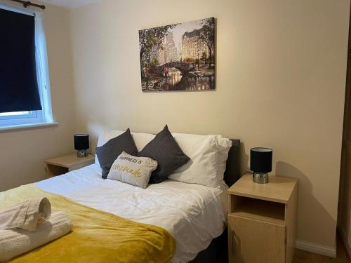 a bedroom with a bed and a painting on the wall at SAV 1 Bedroom Flat near Watford Town Centre in Watford