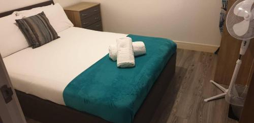 ein Bett mit zwei rollenden Handtüchern drauf in der Unterkunft SAV Apartments Nottingham Road Loughborough - 1 Bed Flat in Loughborough