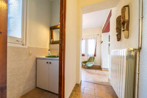 Villa Can Toni Lux Experience, ideal Familias con Vista Mar & AirCon في يوريت دي مار: مطبخ مع حوض وثلاجة