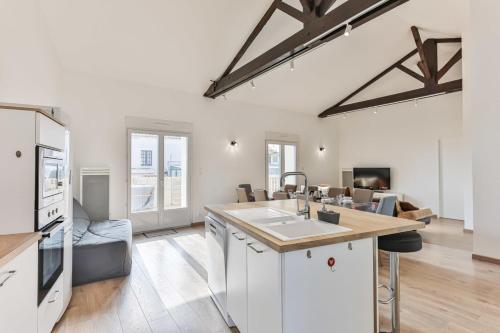 cocina y sala de estar con fregadero y encimera en Côté Plage - Appartement 100m vue mer, en Saint-Jean-de-Monts