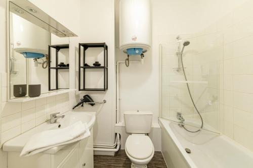 La salle de bains est pourvue de toilettes, d'un lavabo et d'une douche. dans l'établissement Le Saint-Aubin appartement chic et moderne, à Angers